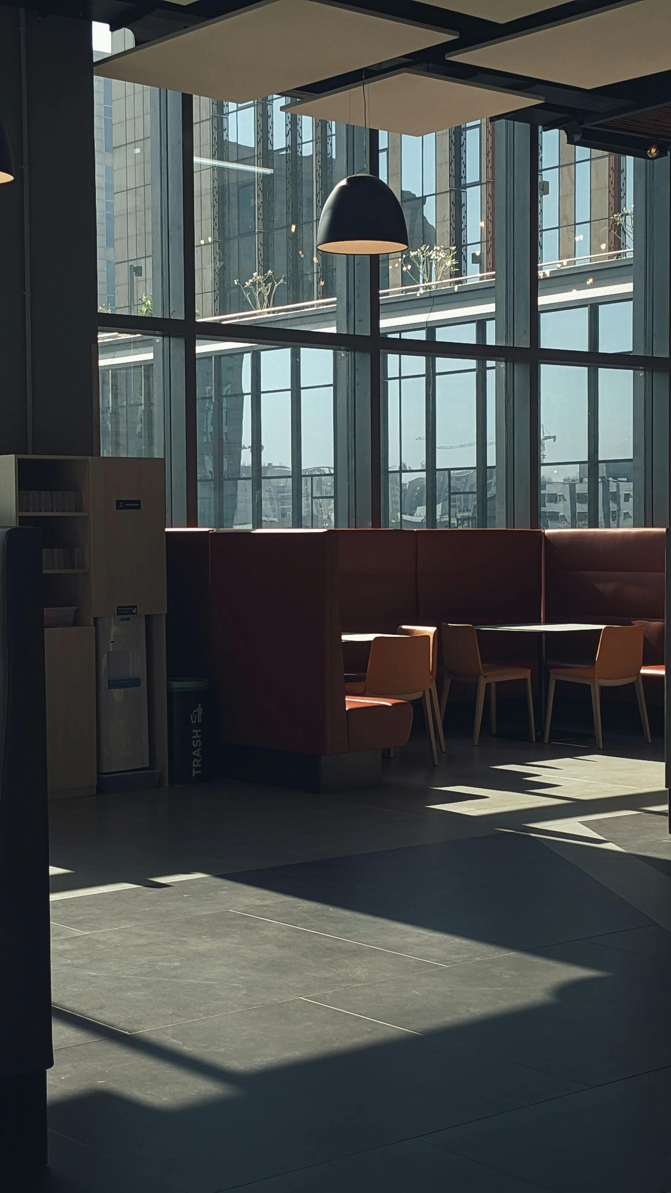 회사 로비와 방문 미팅 공간 이미지